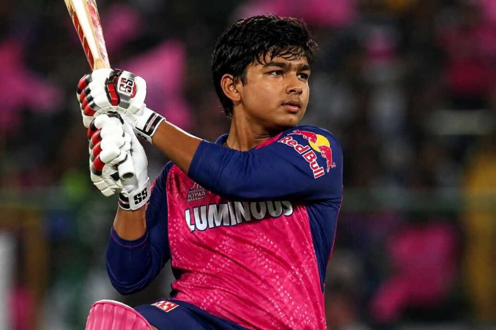 Vaibhav Suryavanshi, Bihar ke 15-saal-ke IPL cricketer, batting karte hue Rajasthan Royals ki jersey mein